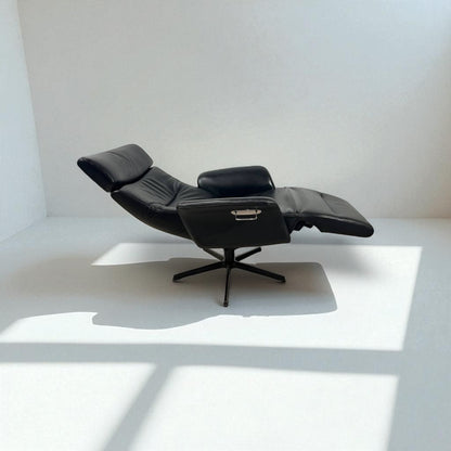 Conform Master Recliner i sort skinn m/ innbygd fothviler – MøbelGlede