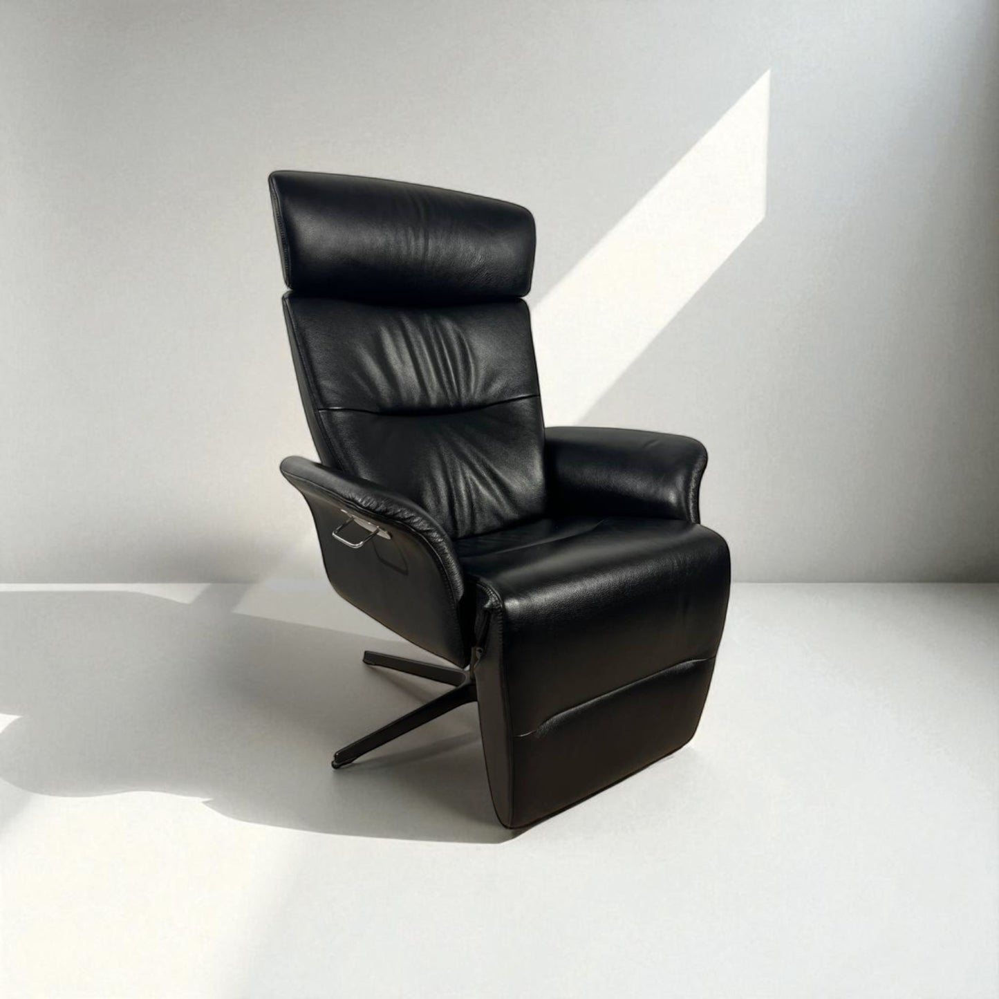 Conform Master Recliner i sort skinn m/ innbygd fothviler – MøbelGlede