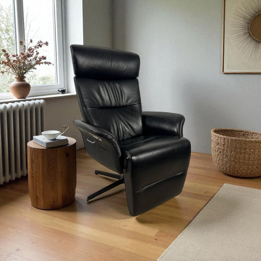 Conform Master Recliner i sort skinn m/ innbygd fothviler – MøbelGlede