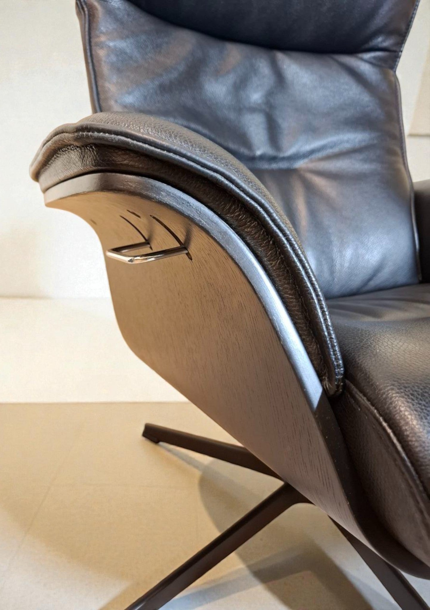 Conform Prime lenestol i skinn m/krakk | MøbelGlede