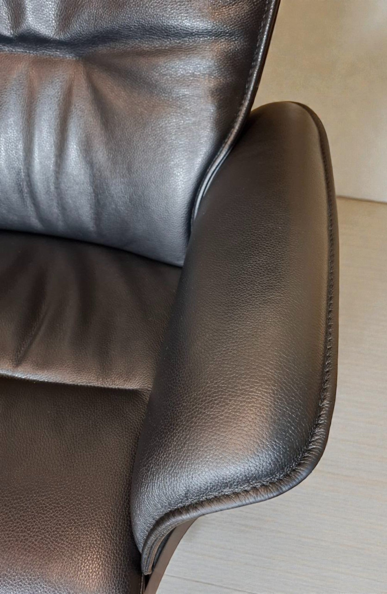 Conform Prime lenestol i skinn m/krakk | MøbelGlede