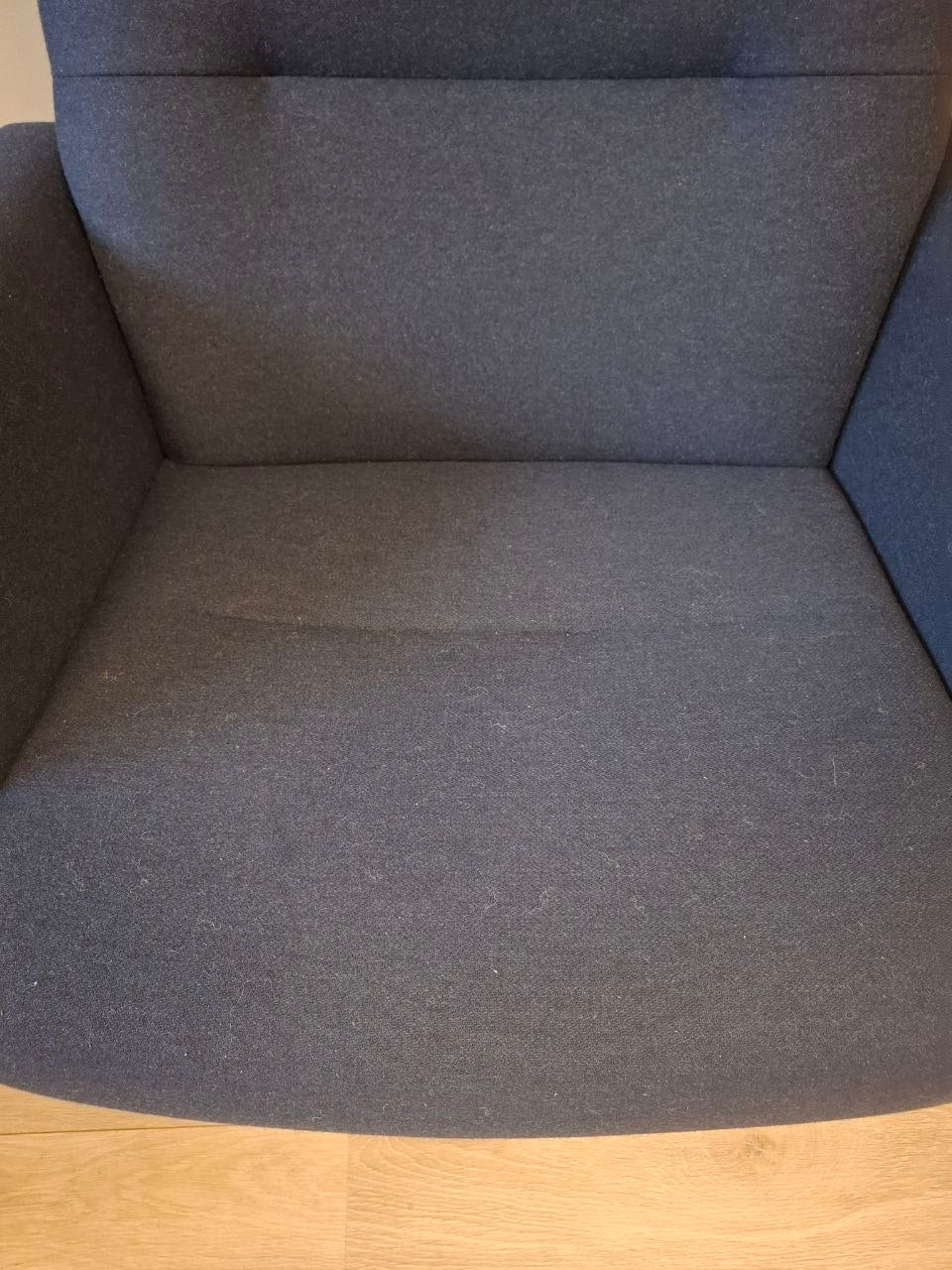 Conform Relieve lenestol m/krakk i marineblått stoff