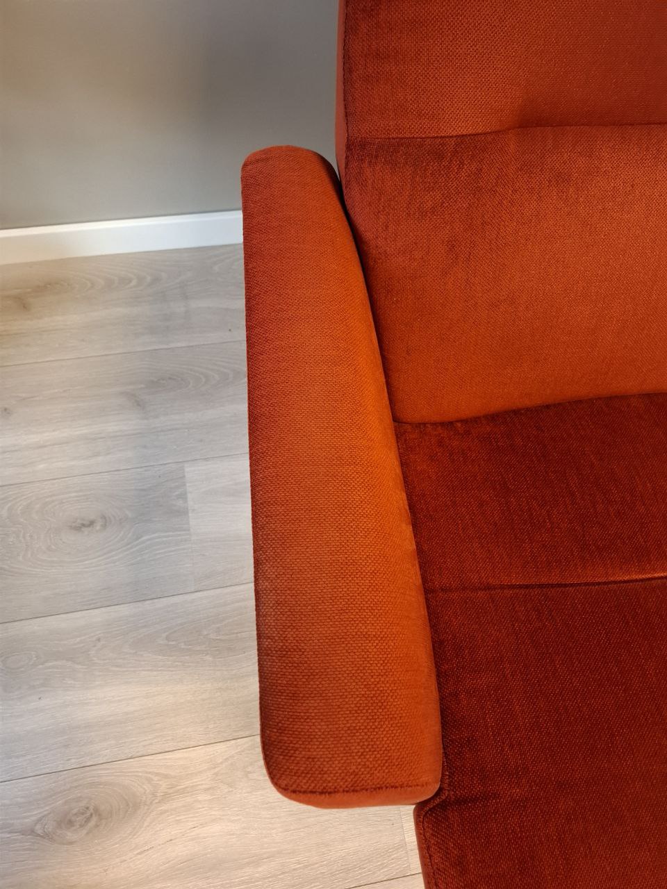 Brukt Conform Relieve lenestol m/krakk i rust farge - helvisning