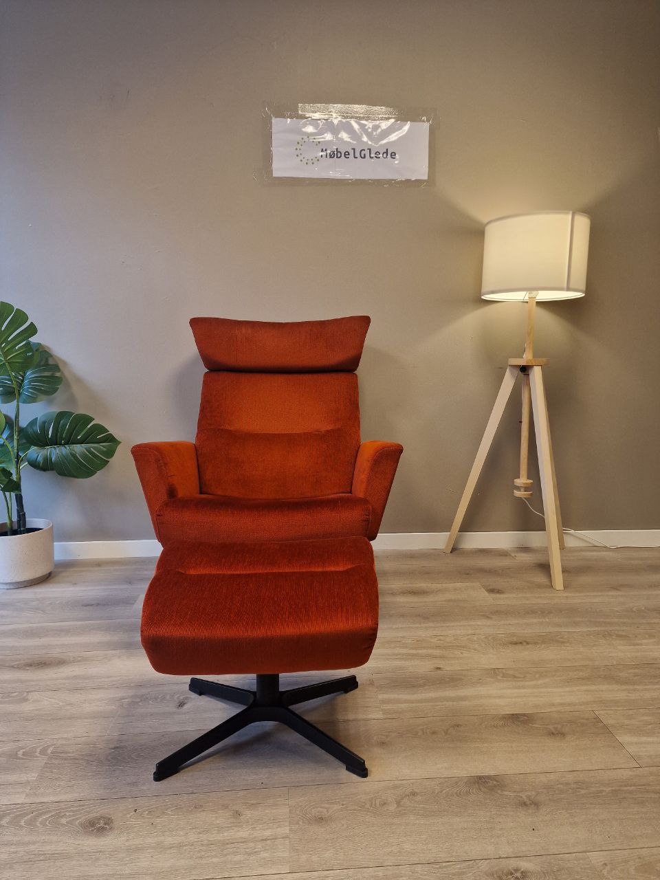Brukt Conform Relieve lenestol m/krakk i rust farge - med krakk