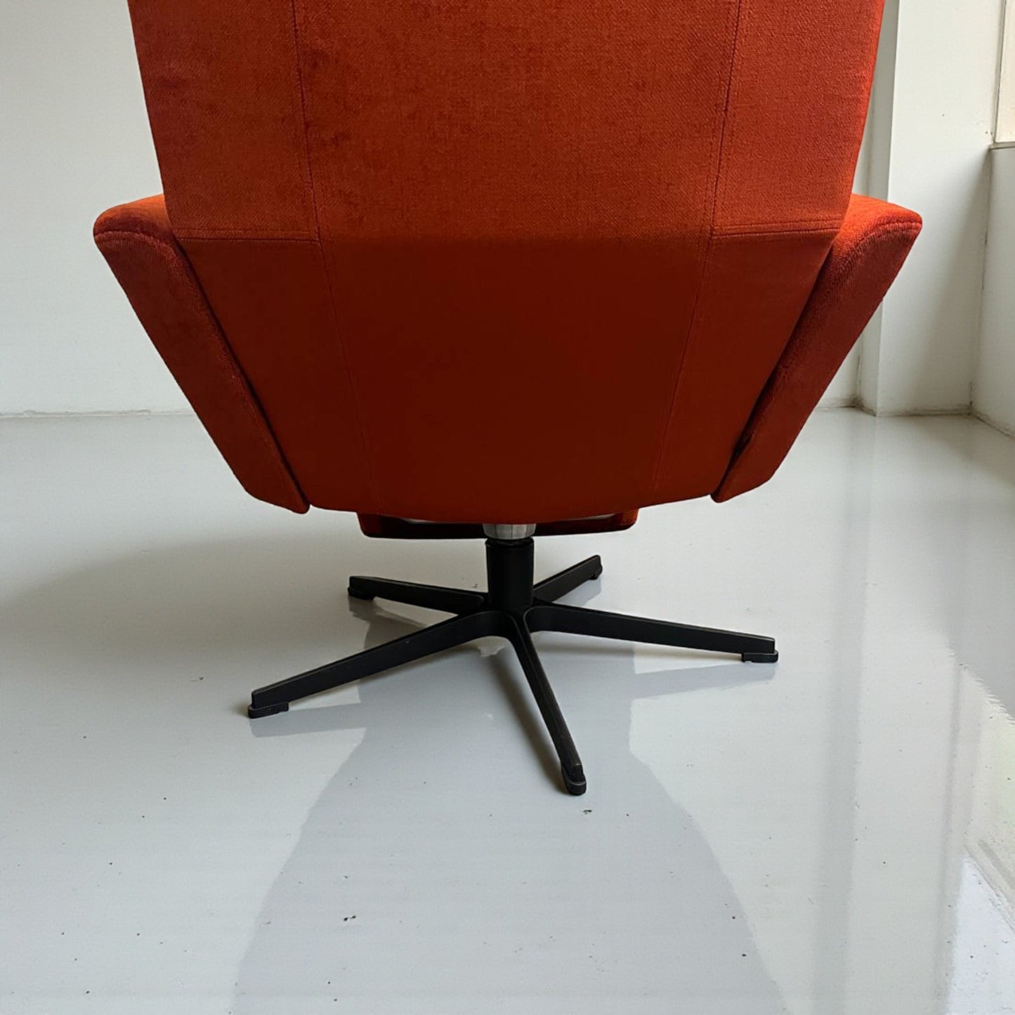 Conform Relieve lenestol – Oransje tekstil | Ergonomisk luksus | MøbelGlede
