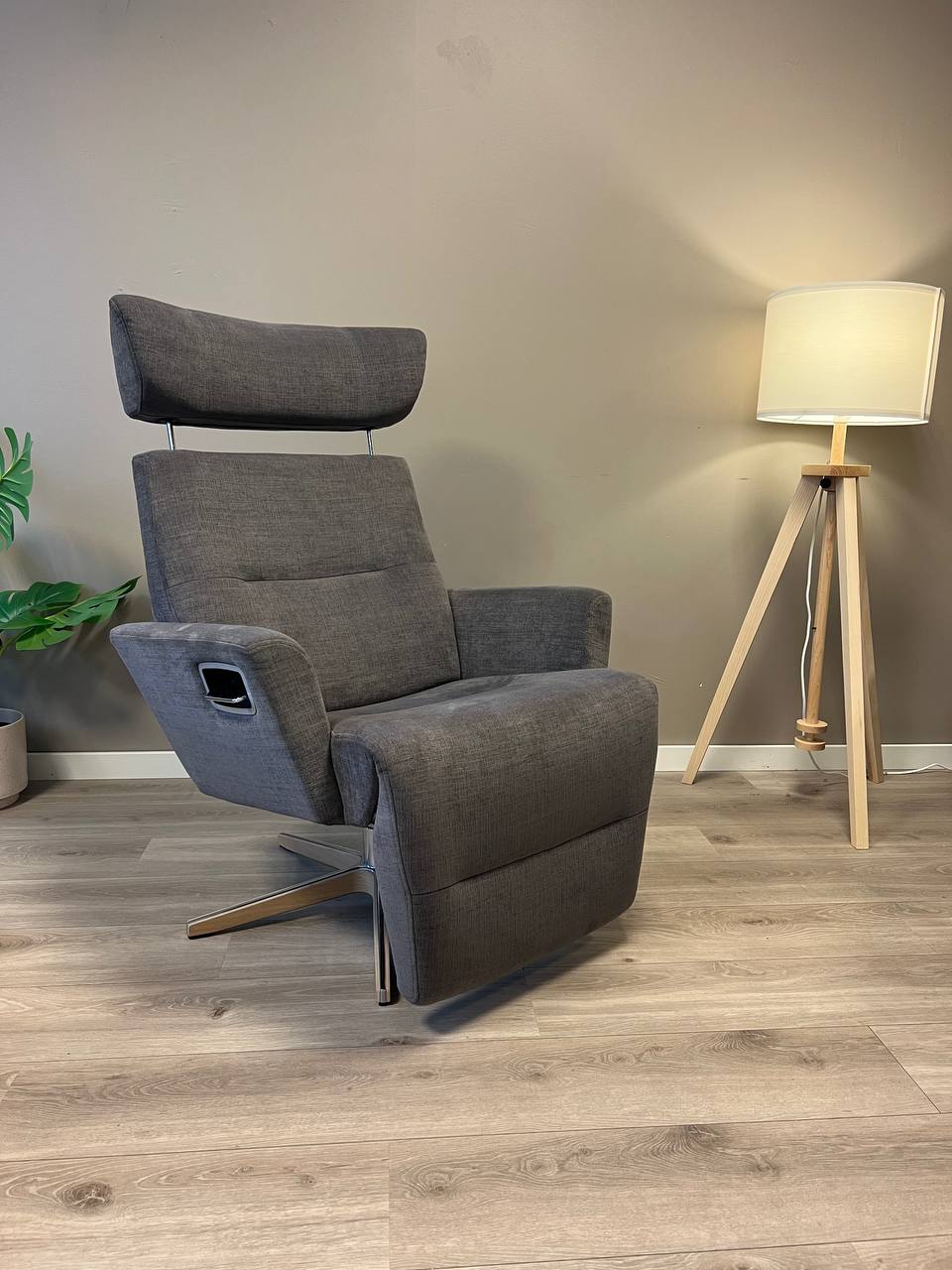 Conform Relieve Recliner/ lenestol i mørk grått tekstil