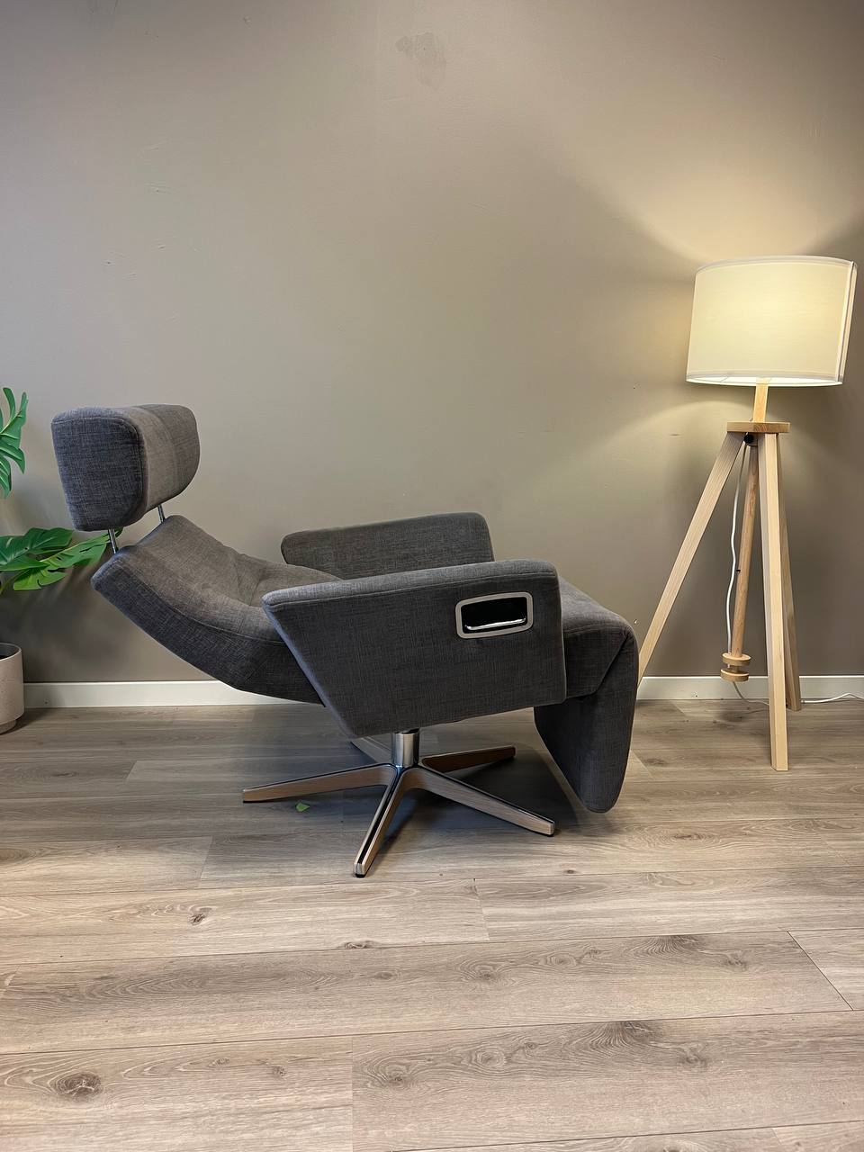 Conform Relieve Recliner/ lenestol i mørk grått tekstil