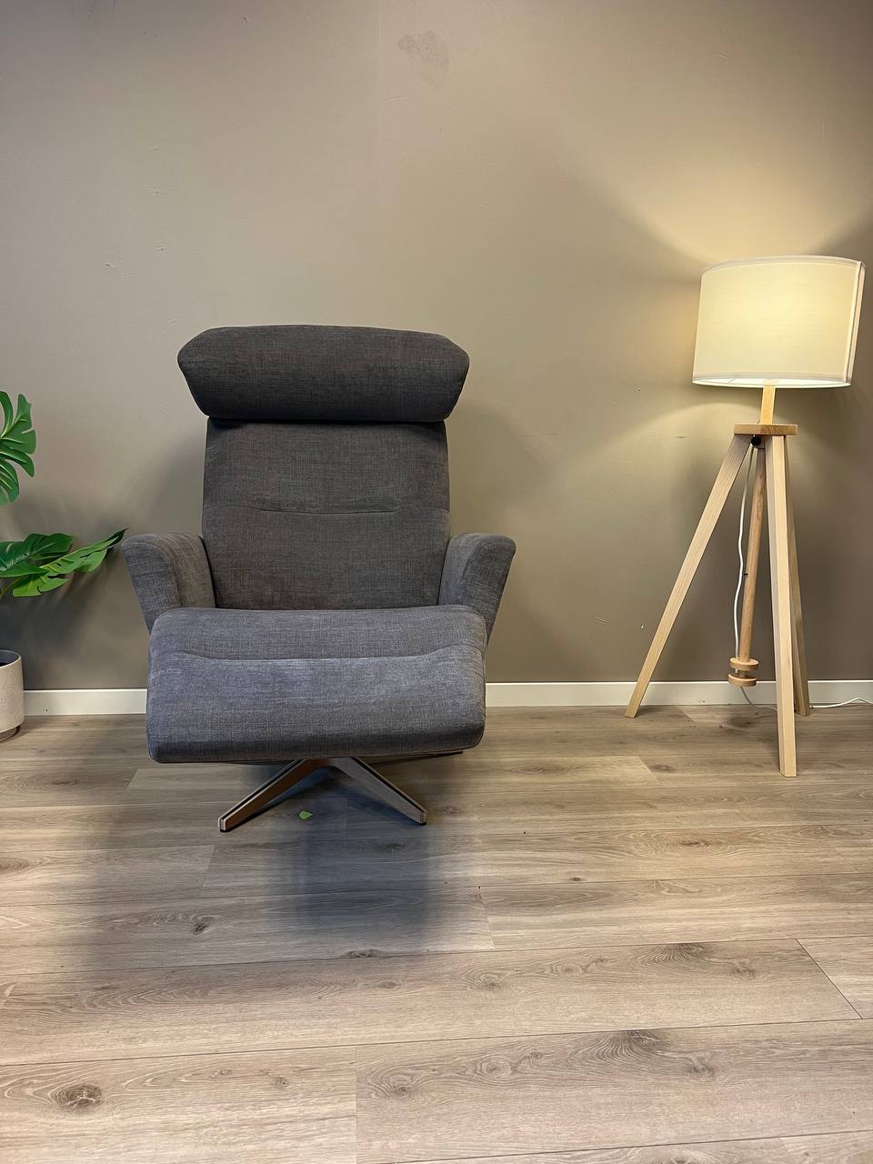 Conform Relieve Recliner/ lenestol i mørk grått tekstil