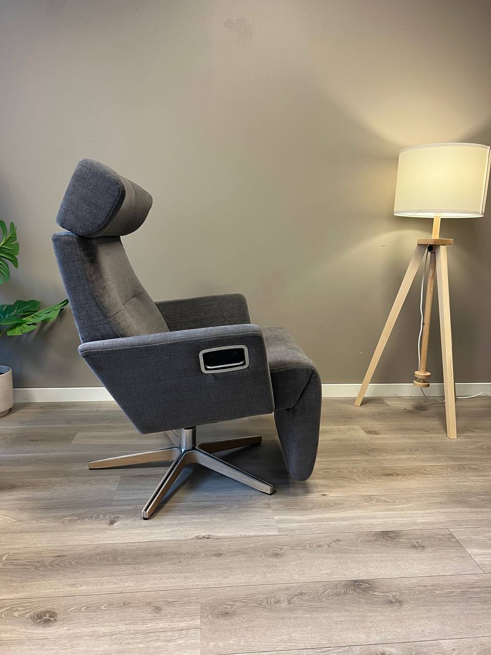 Conform Relieve Recliner/ lenestol i mørk grått tekstil