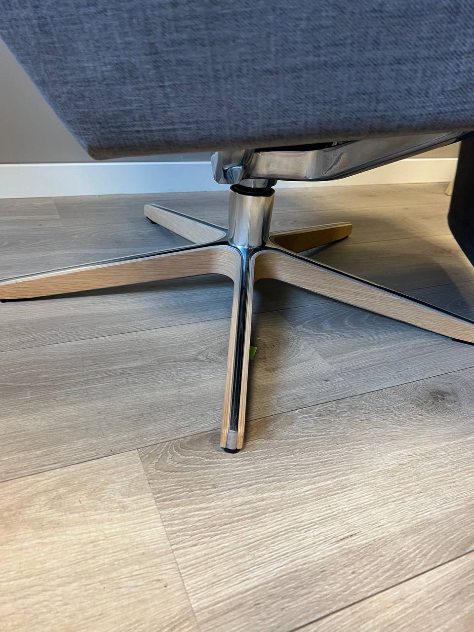 Conform Relieve Recliner/ lenestol i mørk grått tekstil