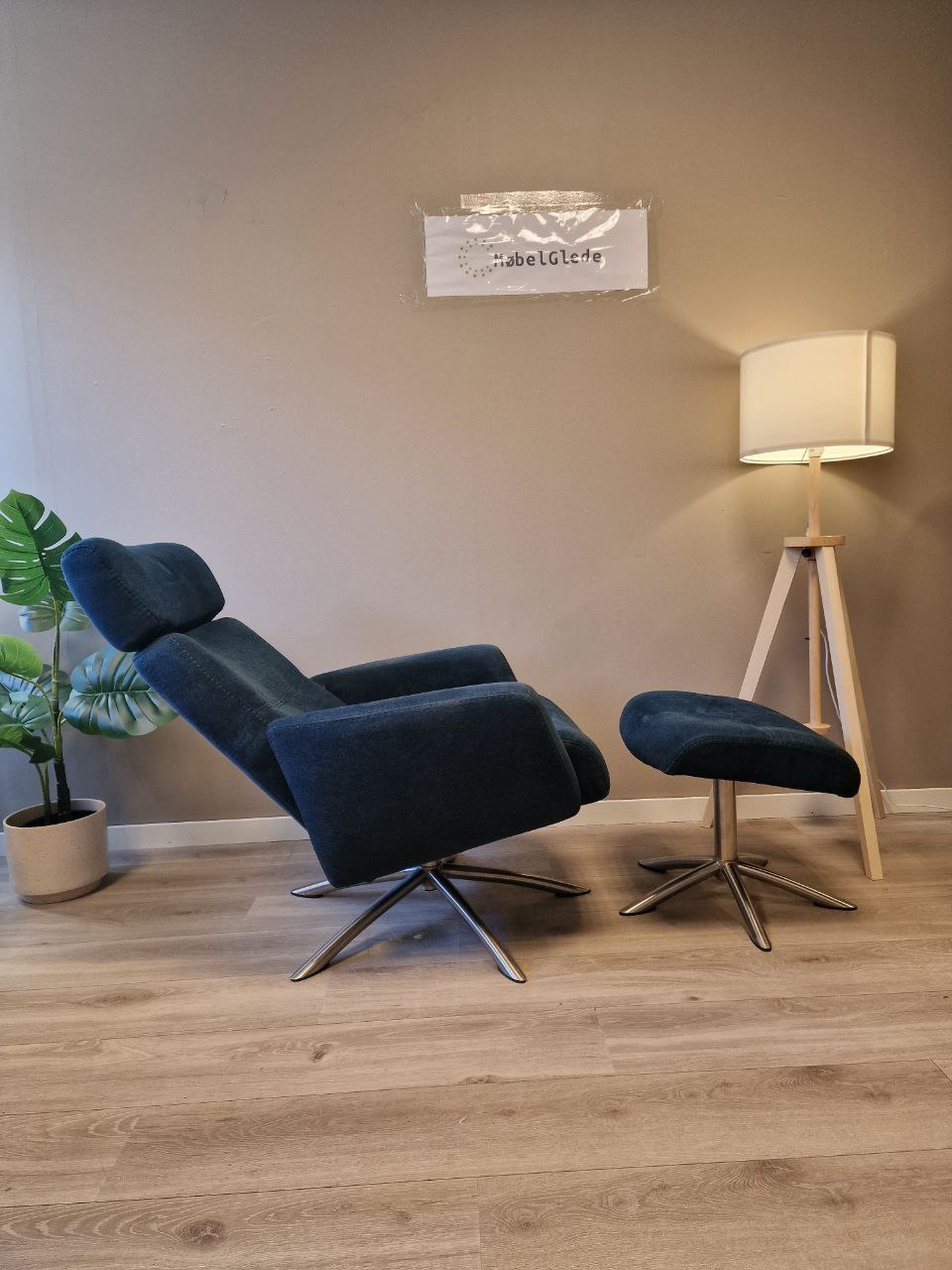 PENT BRUKT | Ekornes IMG Space lenestol med krakk i blåfarget tekstil