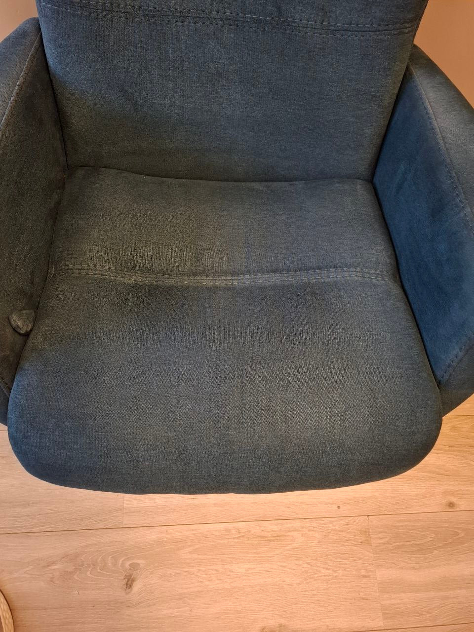 PENT BRUKT | Ekornes IMG Space lenestol med krakk i blåfarget tekstil