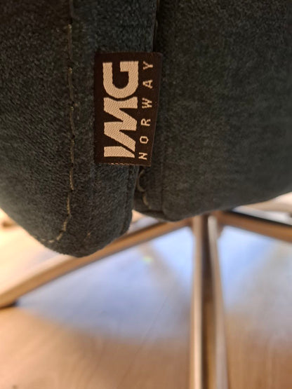 PENT BRUKT | Ekornes IMG Space lenestol med krakk i blåfarget tekstil