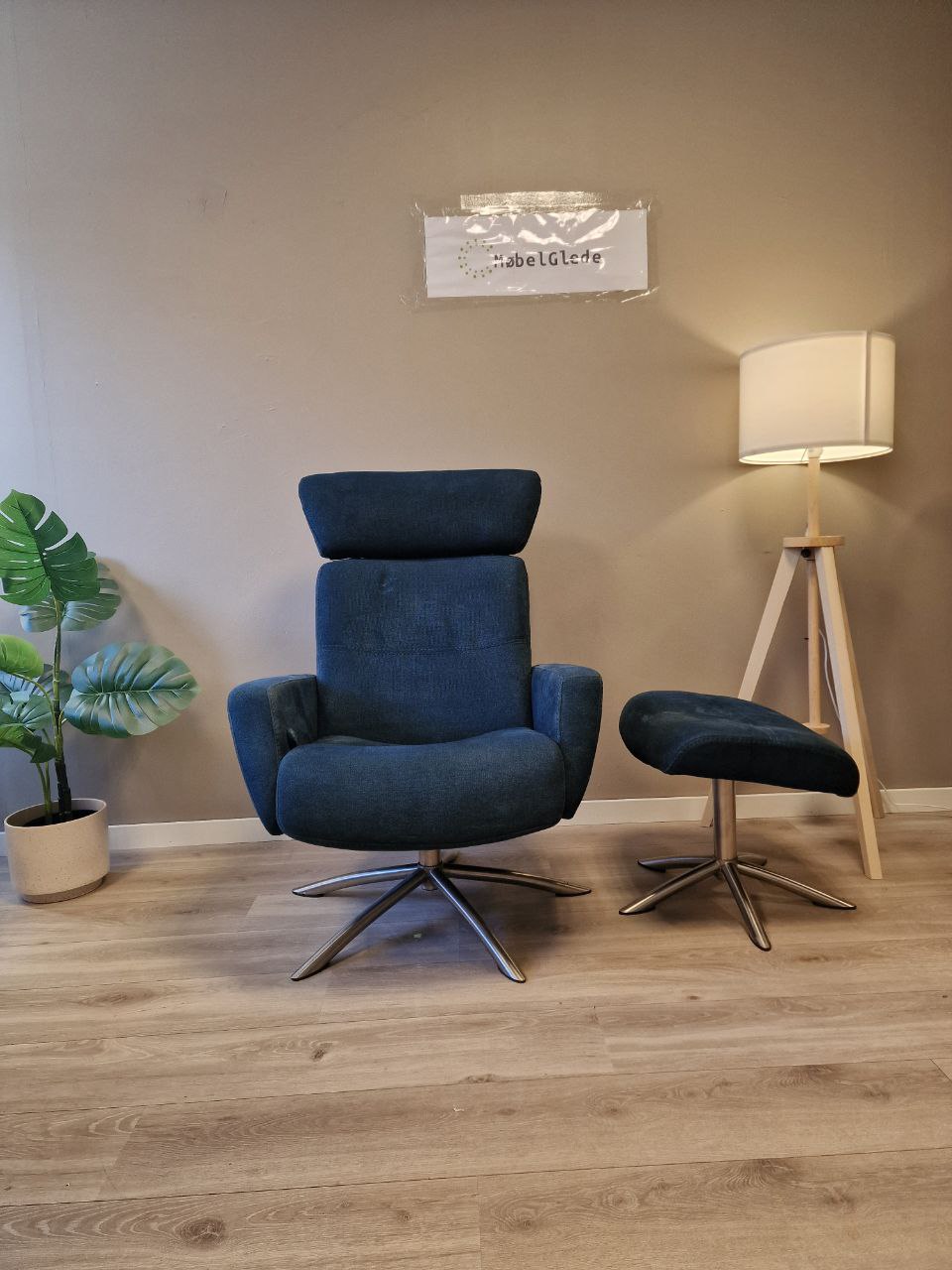 PENT BRUKT | Ekornes IMG Space lenestol med krakk i blåfarget tekstil