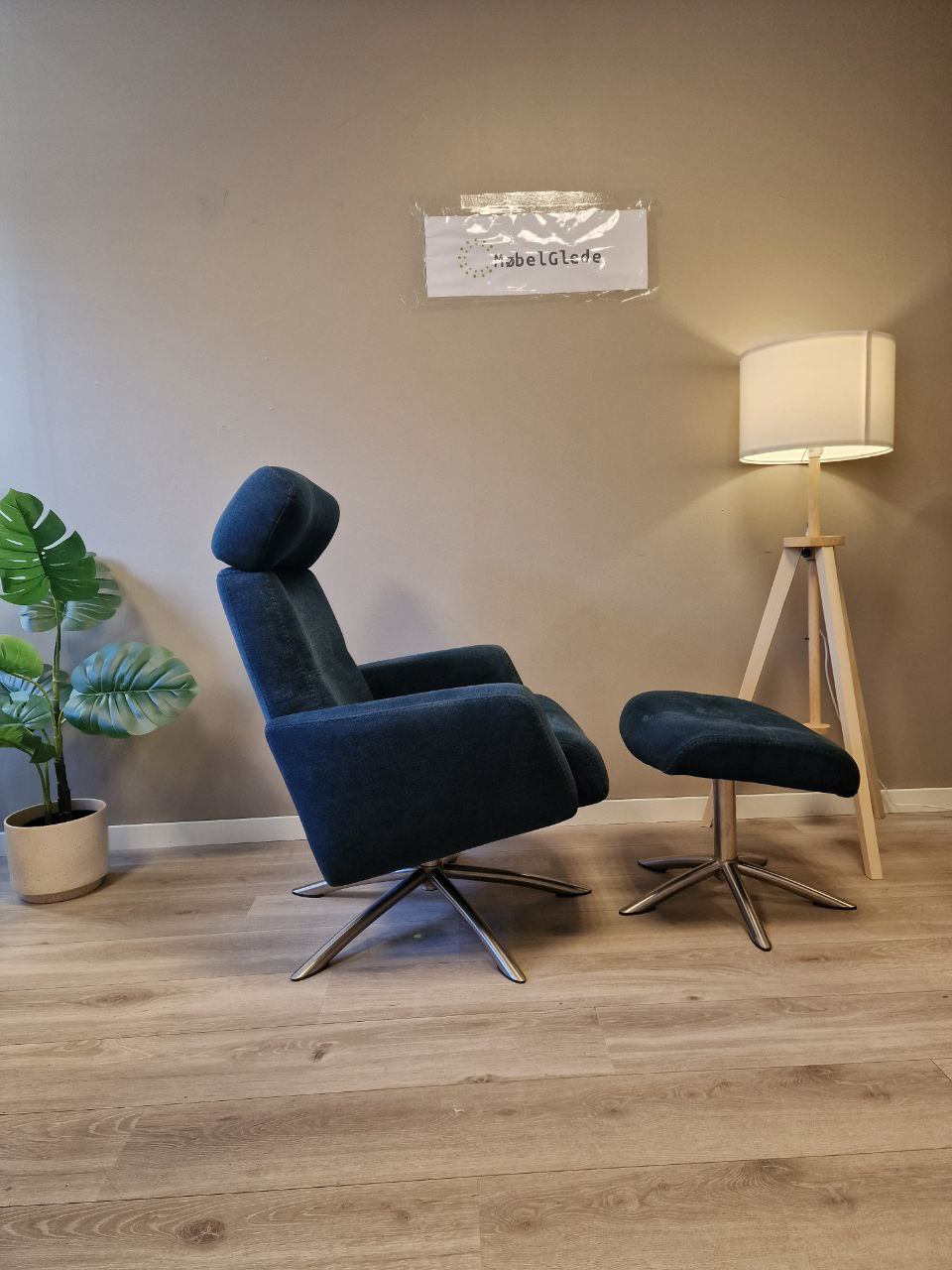PENT BRUKT | Ekornes IMG Space lenestol med krakk i blåfarget tekstil