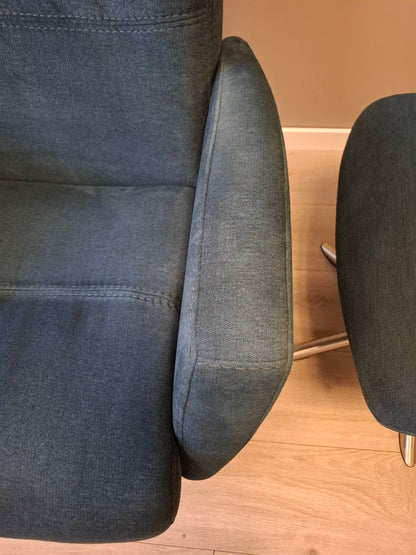 PENT BRUKT | Ekornes IMG Space lenestol med krakk i blåfarget tekstil