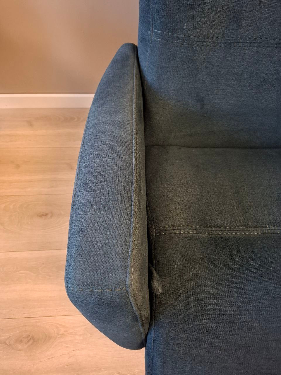 PENT BRUKT | Ekornes IMG Space lenestol med krakk i blåfarget tekstil