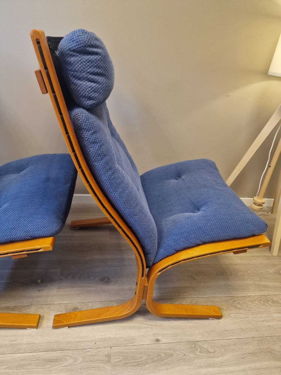 Ekornes Siesta lenestol med høy rygg i blått stoff