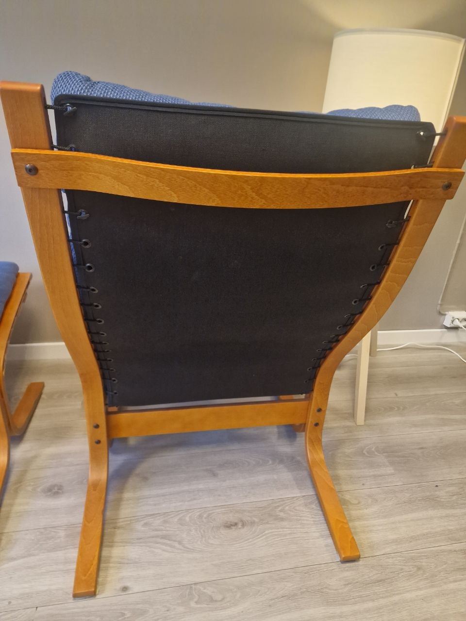 Ekornes Siesta lenestol med høy rygg i blått stoff
