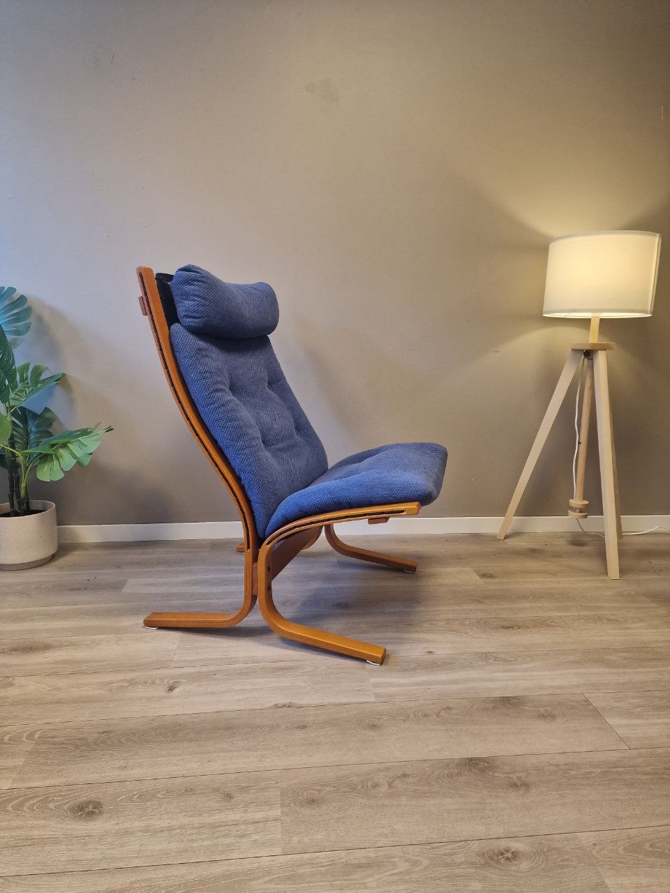 Ekornes Siesta lenestol med høy rygg i blått stoff