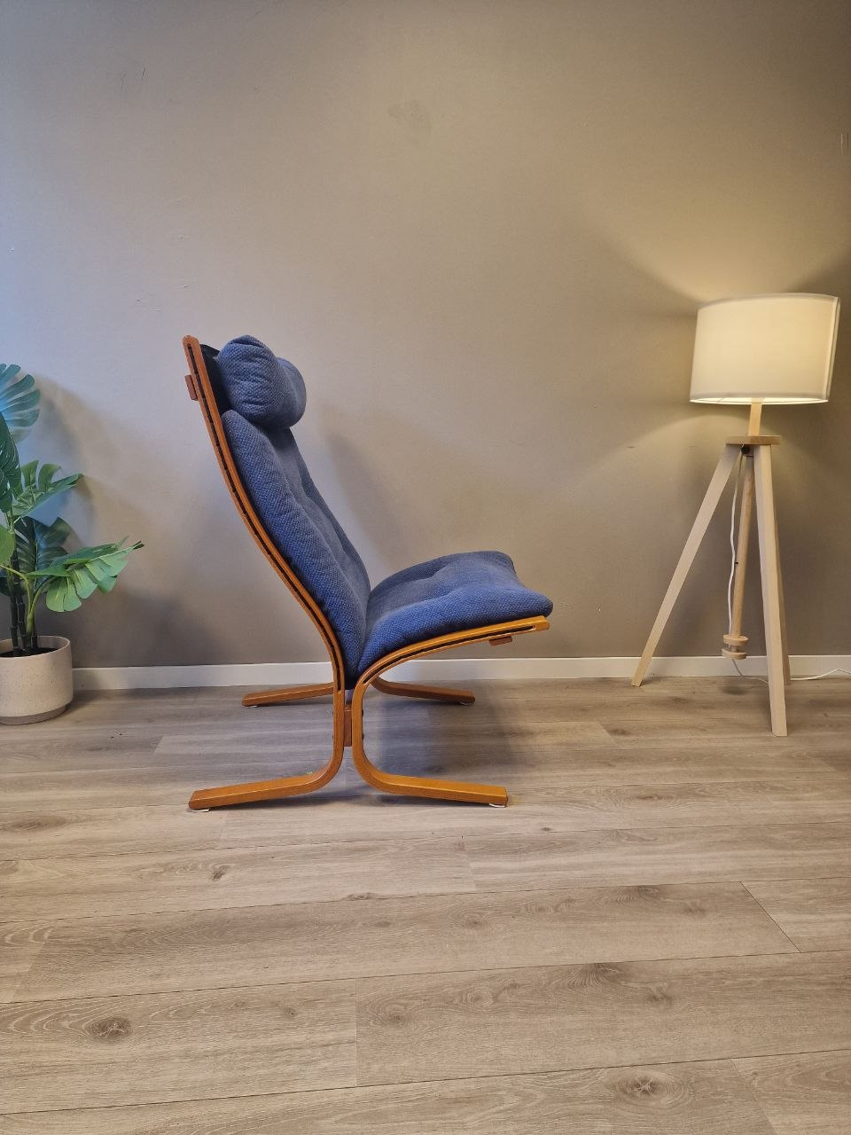 Ekornes Siesta lenestol med høy rygg i blått stoff