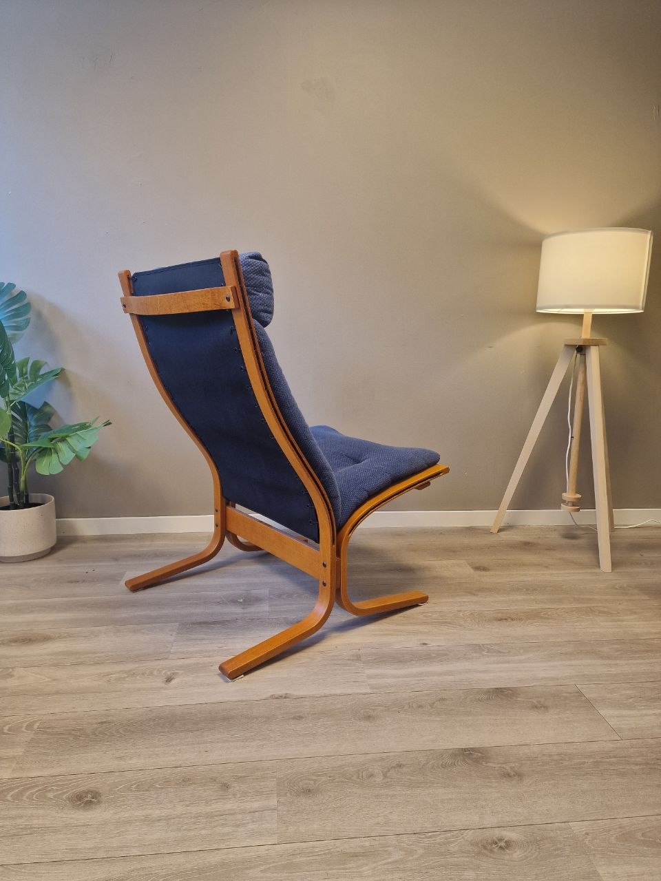Ekornes Siesta lenestol med høy rygg i blått stoff