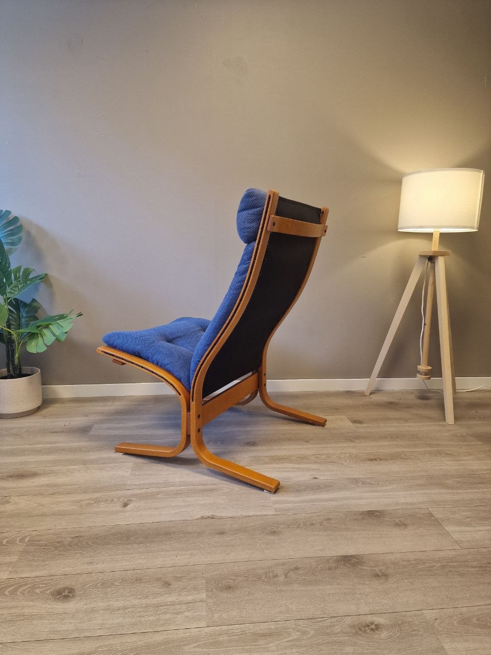 Ekornes Siesta lenestol med høy rygg i blått stoff
