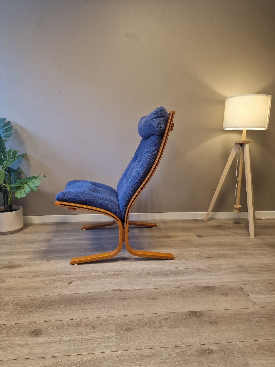 Ekornes Siesta lenestol med høy rygg i blått stoff