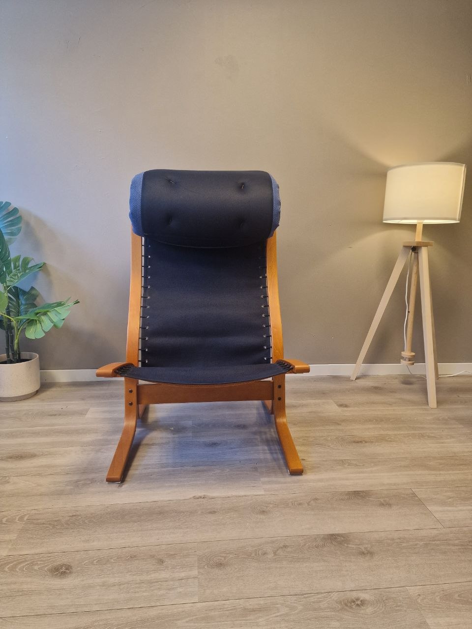 Ekornes Siesta lenestol med høy rygg i blått stoff