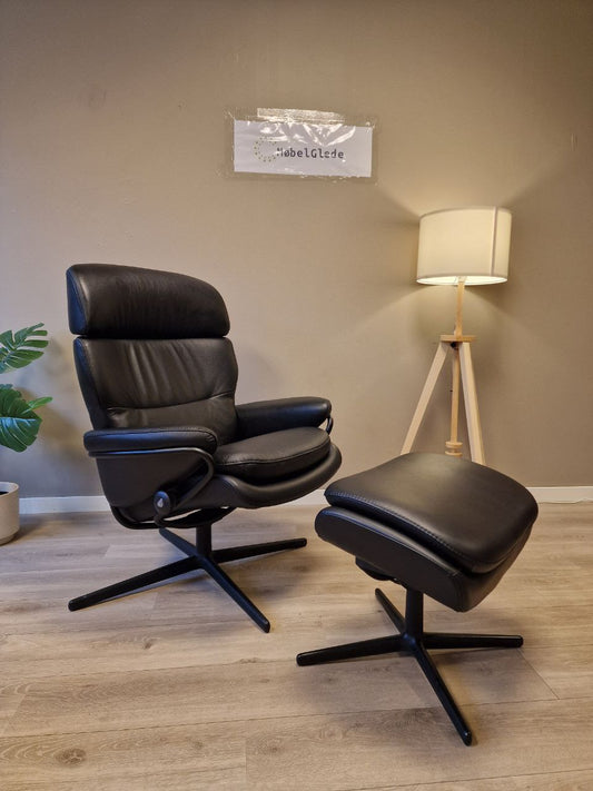 PENT BRUKT | Ekornes Stressless Rome lenestol med krakk i svart