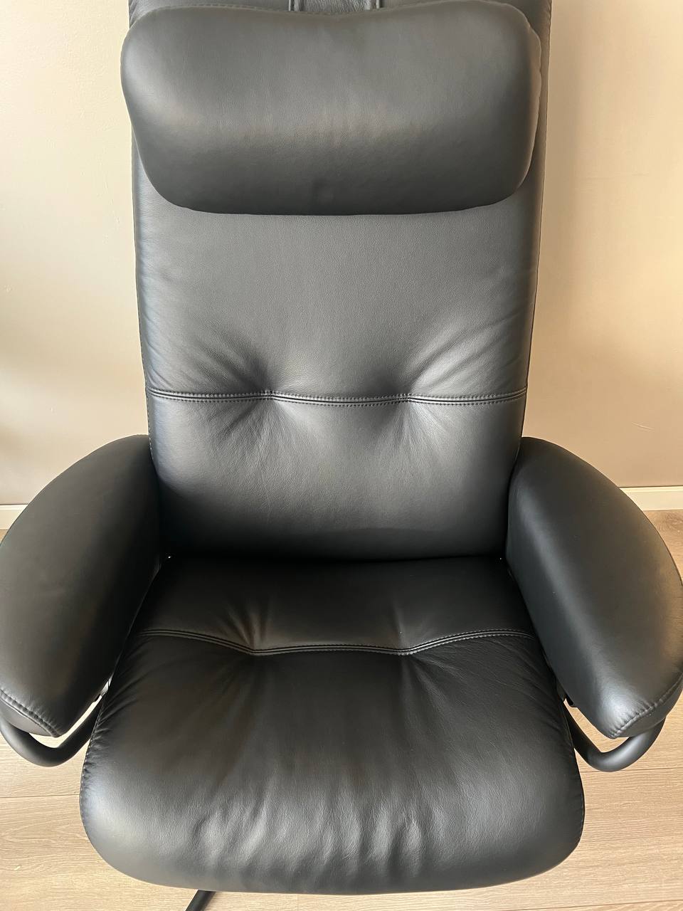 Stressless Berlin (M) lenestol med krakk i svart