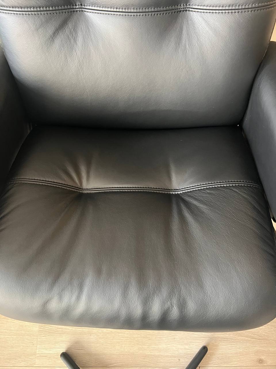Stressless Berlin (M) lenestol med krakk i svart