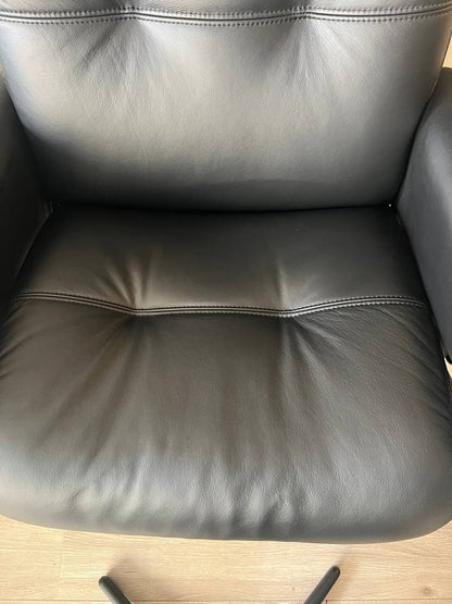 Stressless Berlin (M) lenestol med krakk i svart
