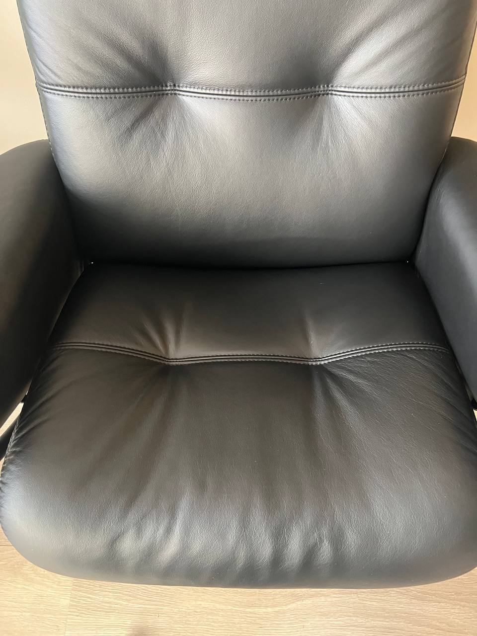 Stressless Berlin (M) lenestol med krakk i svart