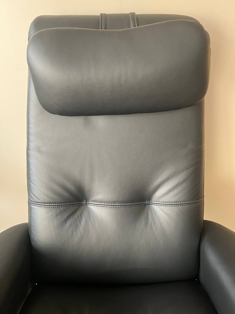 Stressless Berlin (M) lenestol med krakk i svart