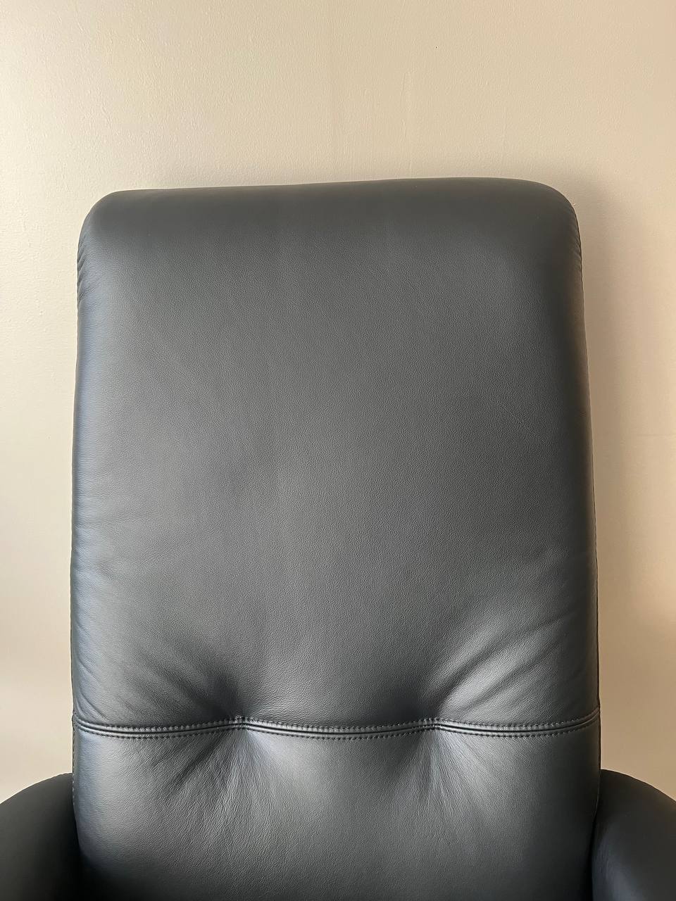 Stressless Berlin (M) lenestol med krakk i svart