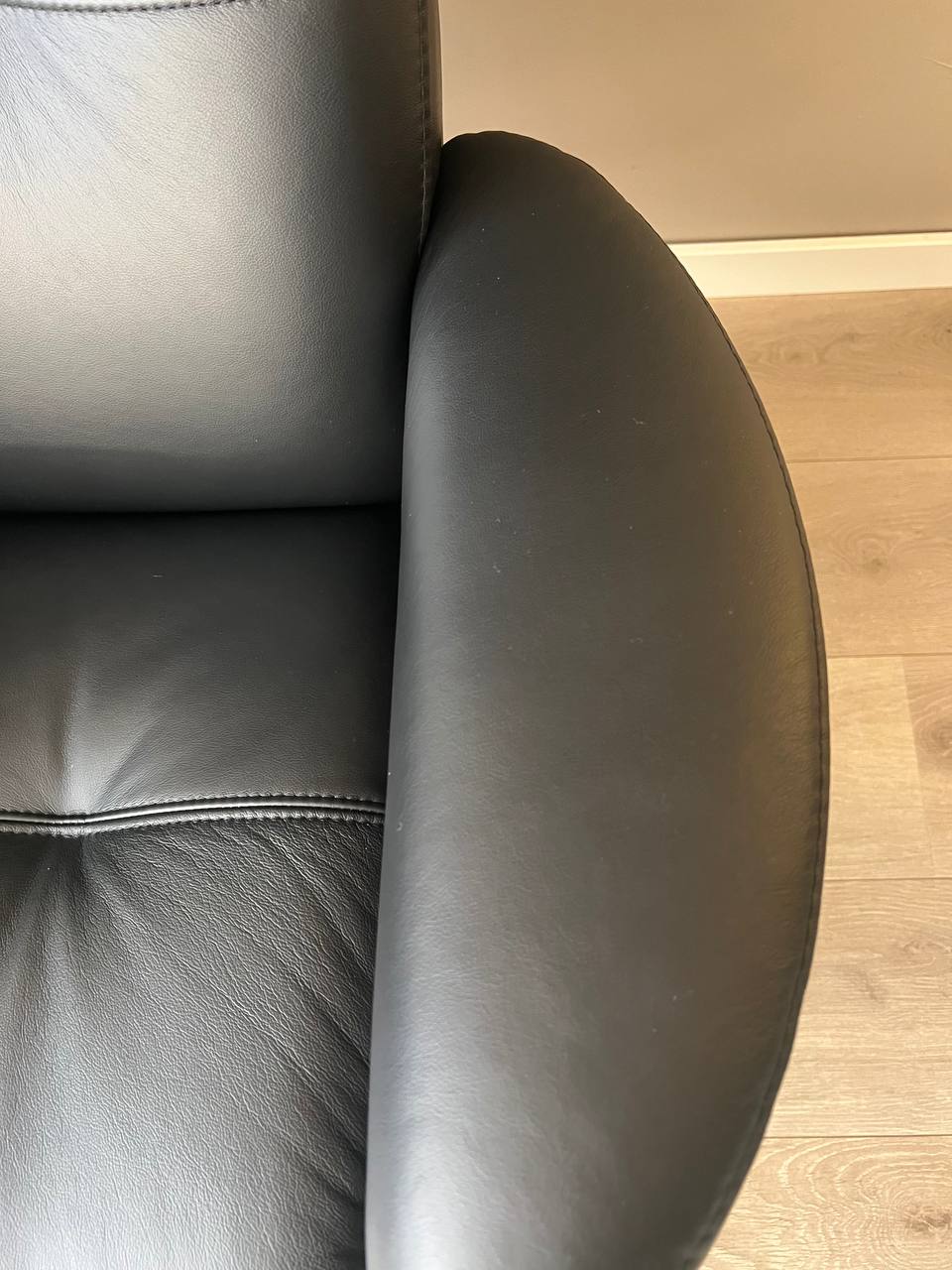 Stressless Berlin (M) lenestol med krakk i svart