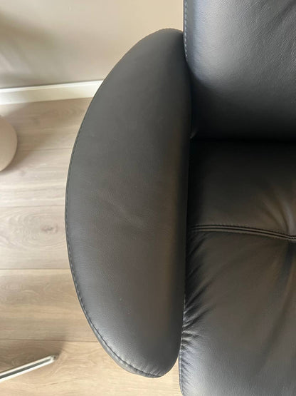 Stressless Berlin (M) lenestol med krakk i svart