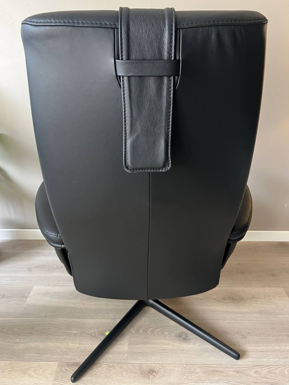 Stressless Berlin (M) lenestol med krakk i svart