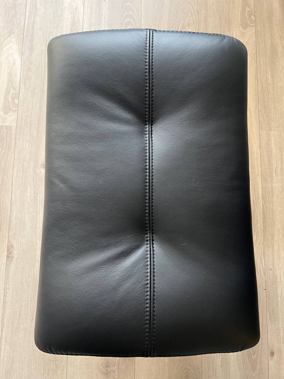 Stressless Berlin (M) lenestol med krakk i svart