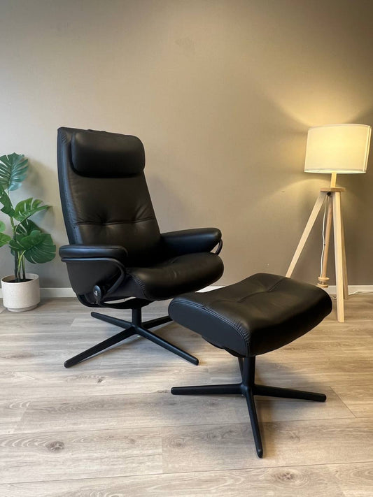 Stressless Berlin (M) lenestol med krakk i svart