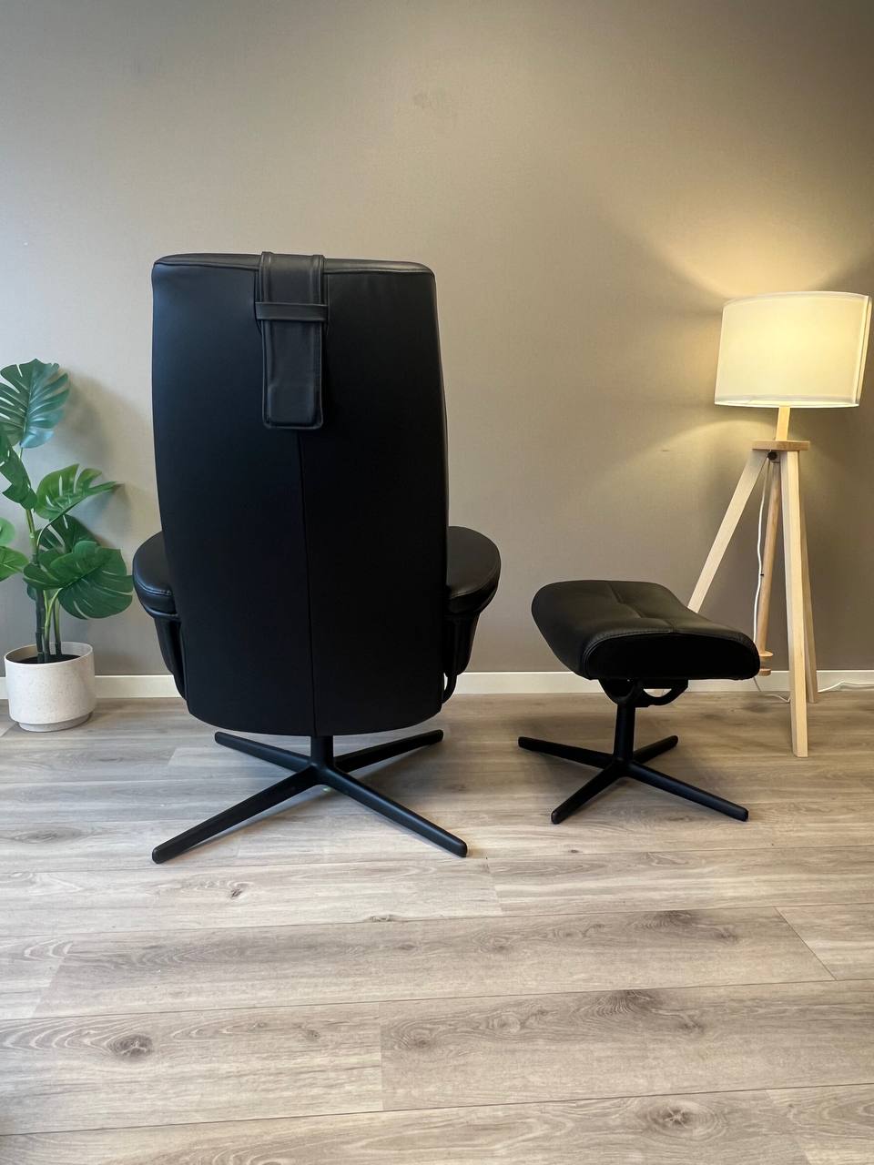 Stressless Berlin (M) lenestol med krakk i svart