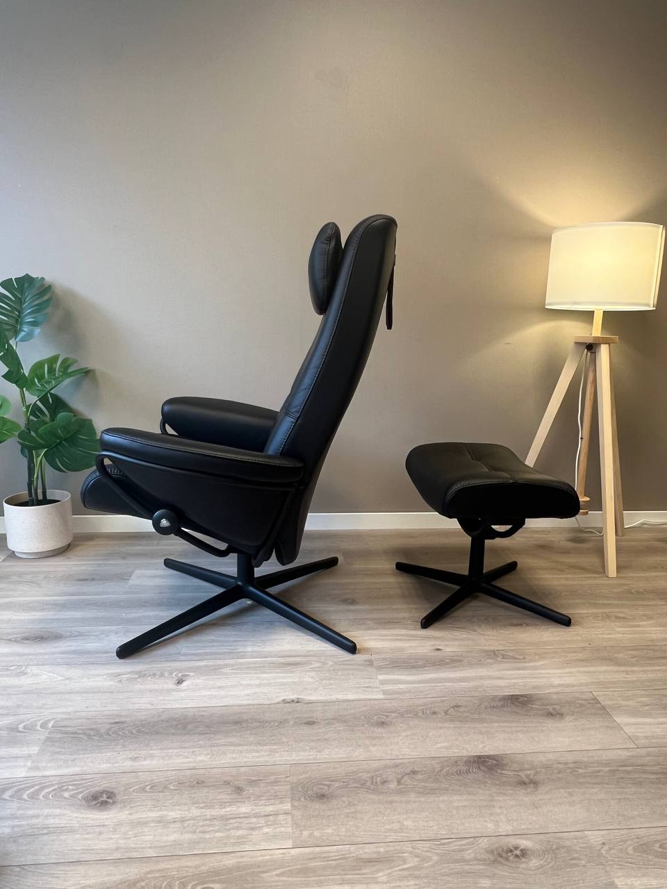 Stressless Berlin (M) lenestol med krakk i svart