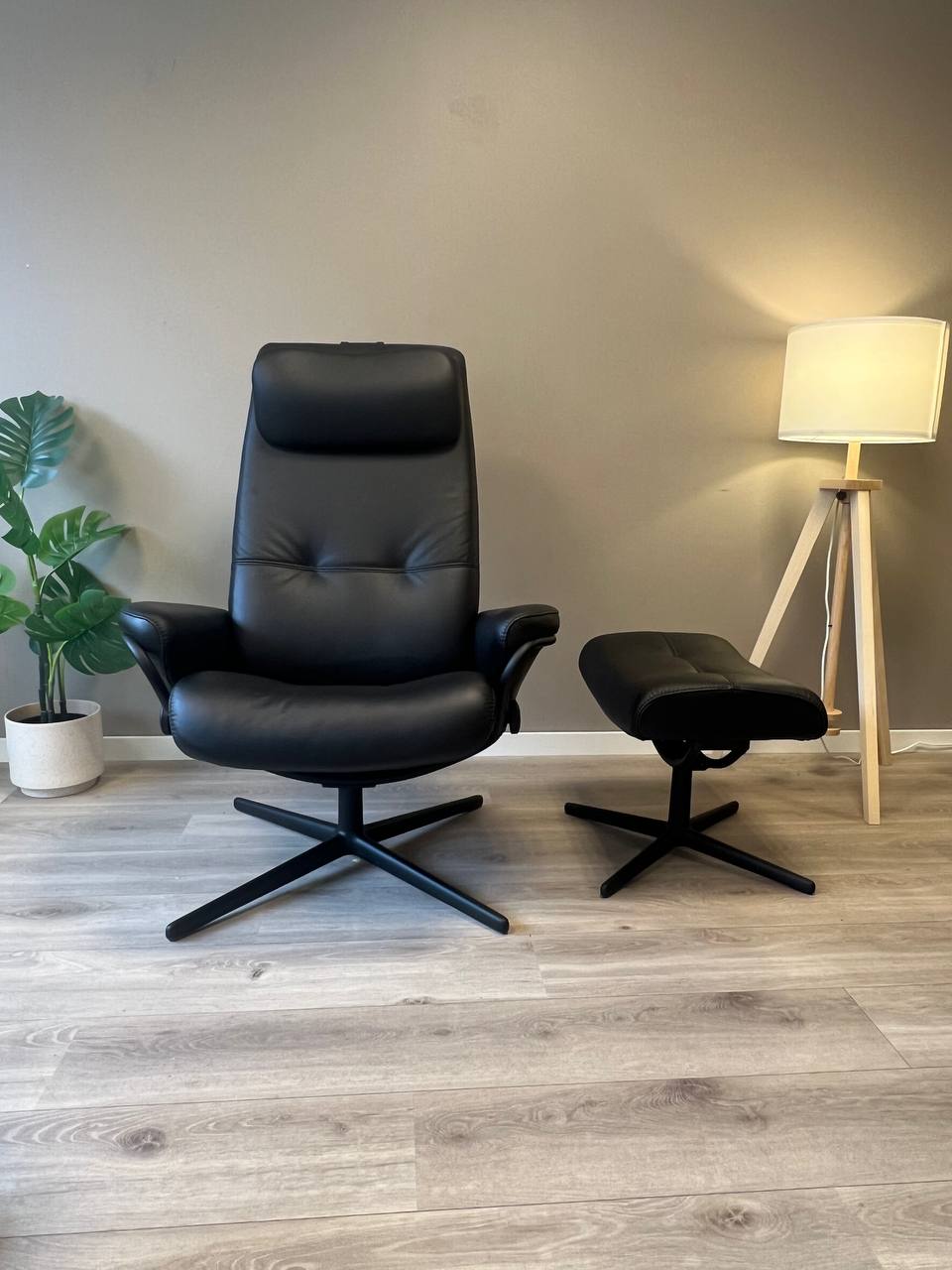 Stressless Berlin (M) lenestol med krakk i svart