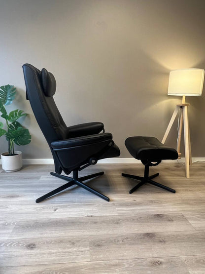 Stressless Berlin (M) lenestol med krakk i svart