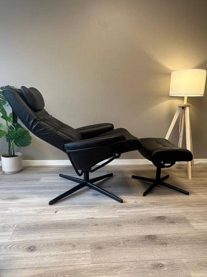 Stressless Berlin (M) lenestol med krakk i svart