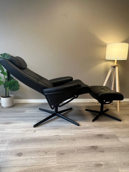 Stressless Berlin (M) lenestol med krakk i svart
