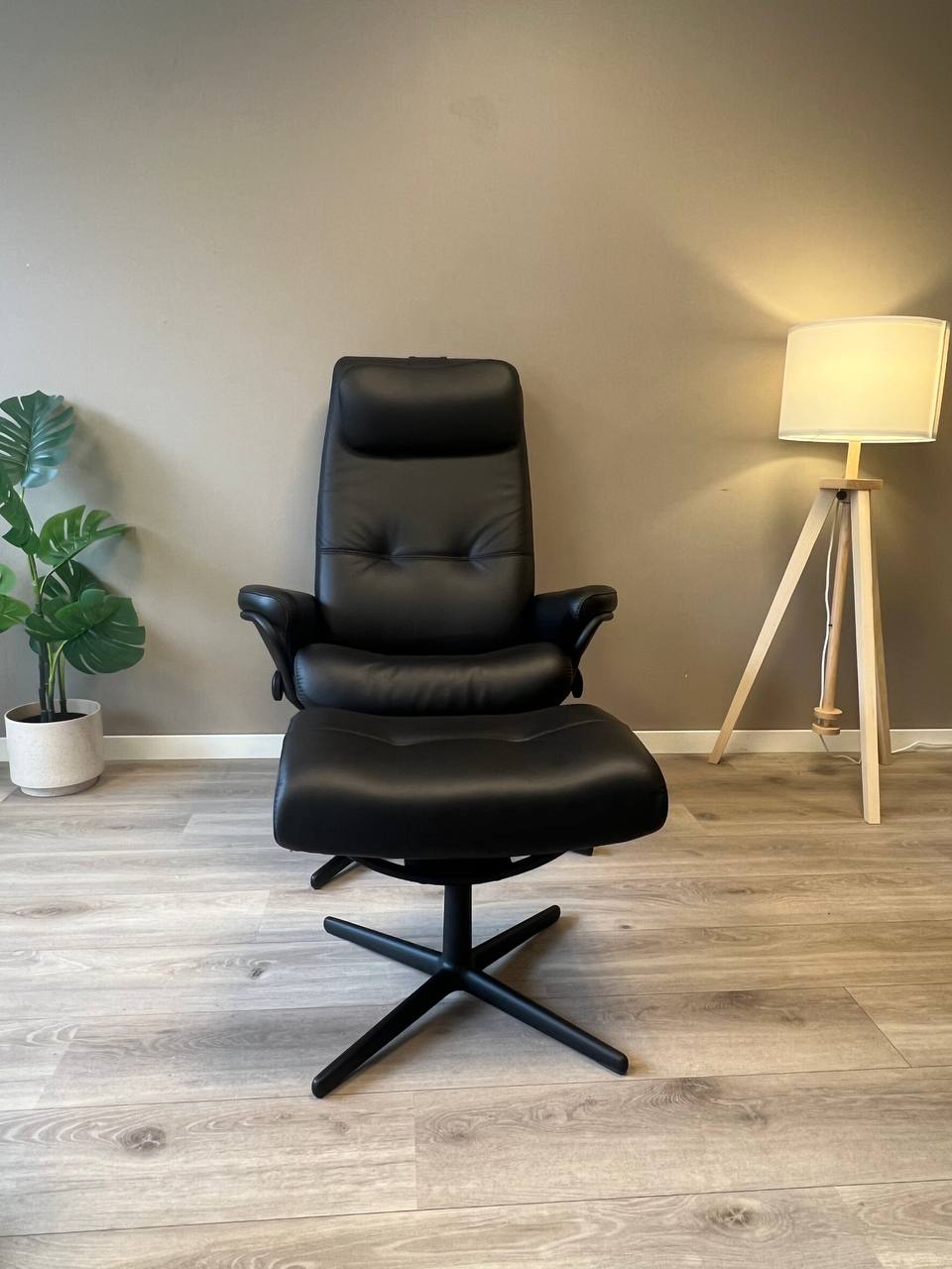 Stressless Berlin (M) lenestol med krakk i svart