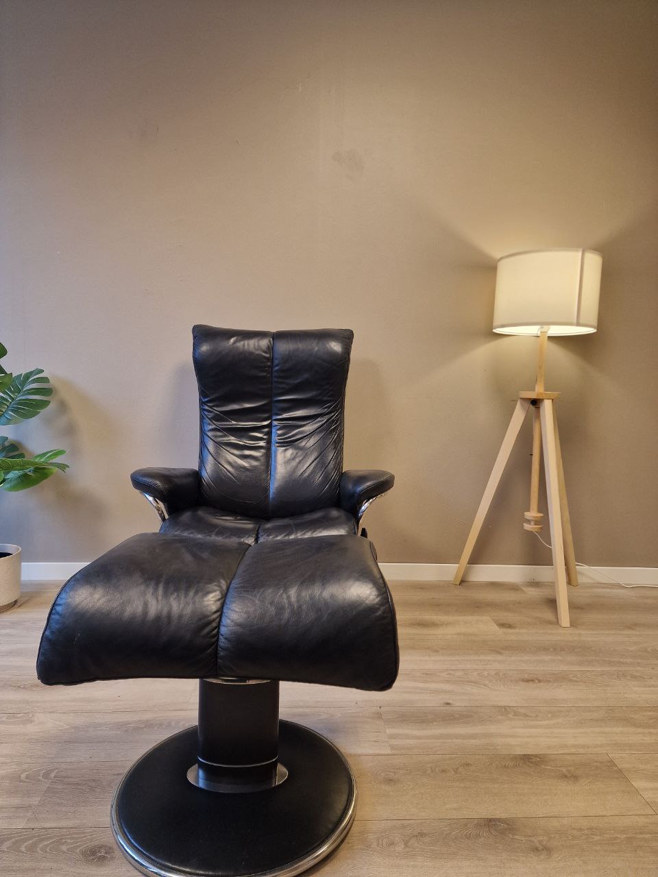 PENT BRUKT | Ekornes Stressless Blues (M) lenestol med krakk i sort
