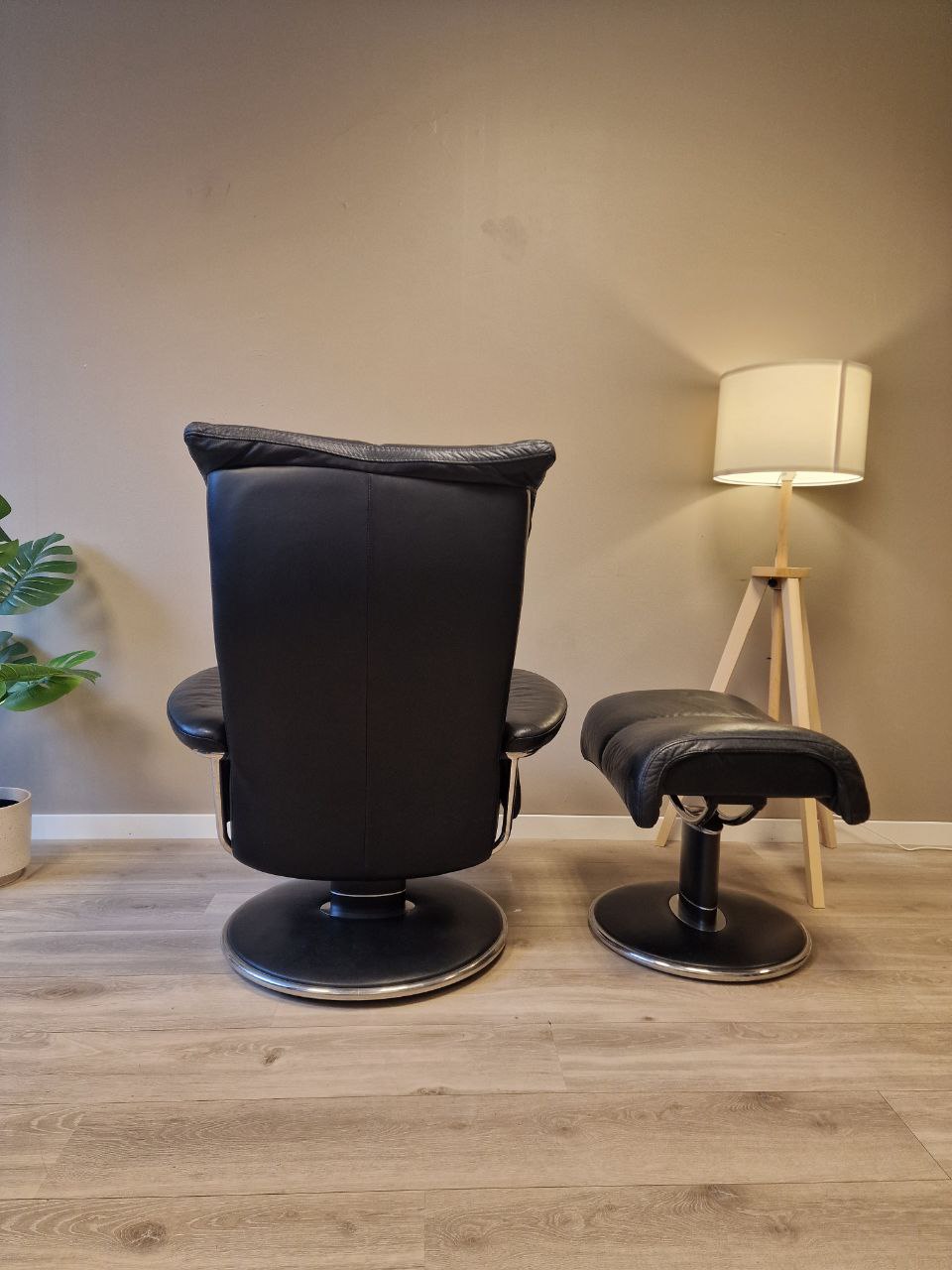 PENT BRUKT | Ekornes Stressless Blues (M) lenestol med krakk i sort